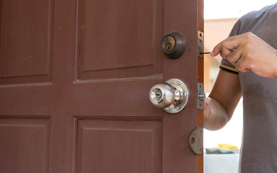 ouverture de porte claquée serrurier Fourqueux