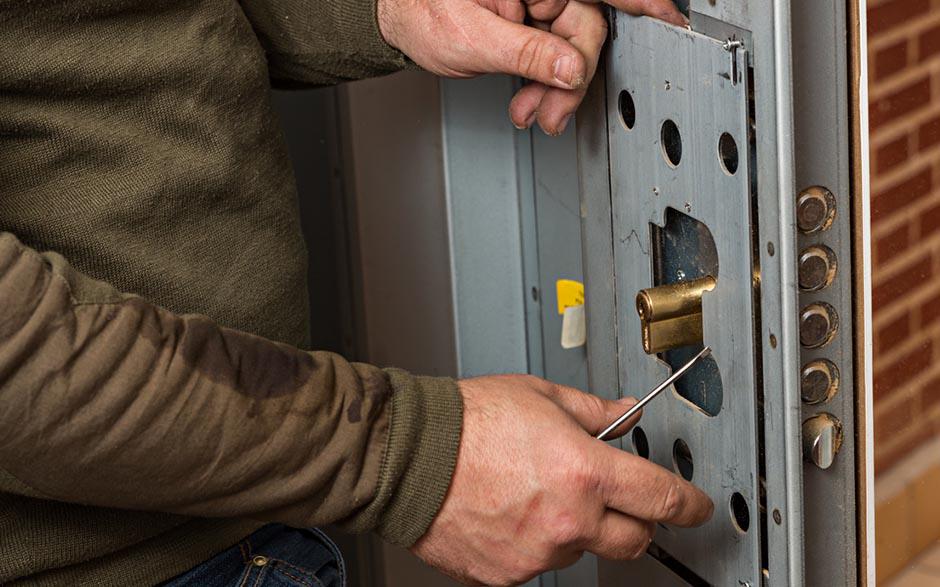 ouverture de porte claquée serrurier Fourqueux